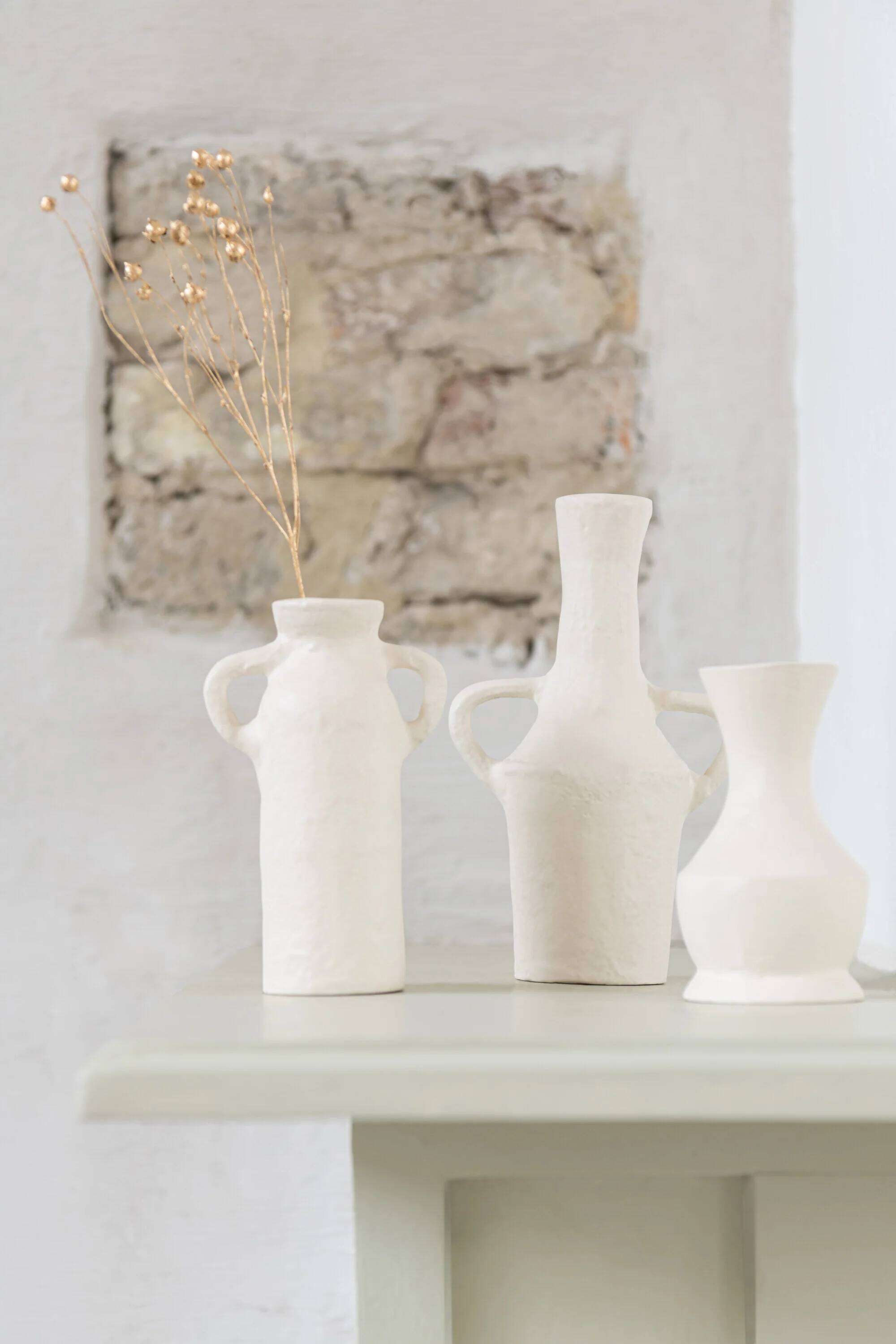 Set of 3 white aluminium vases (12x8x19cm)