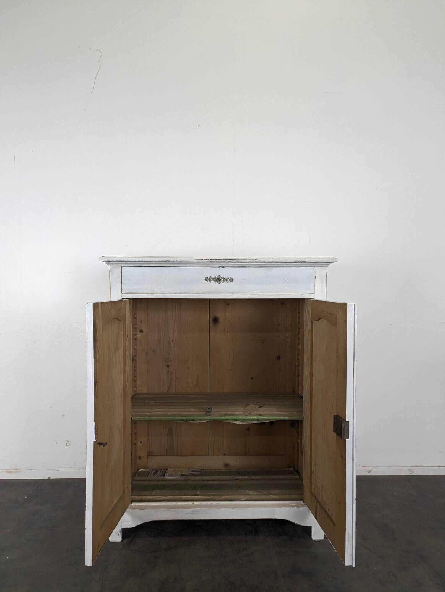 Small buffet with two doors and one drawer in white patinated wood.