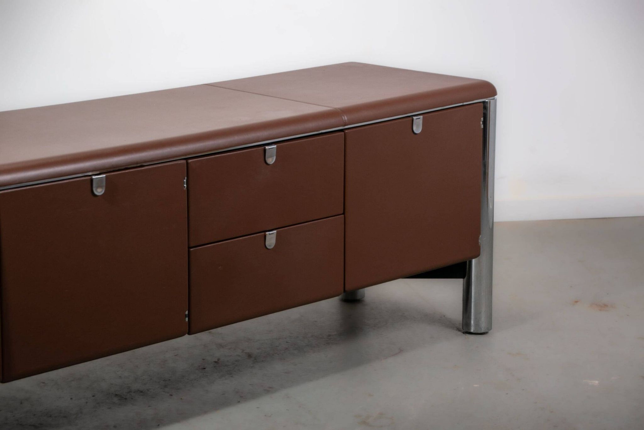 No. 3076 credenza extension in Vitello leather from the Pfister Executive Office Collection for KnollStudio. Circa 1988
