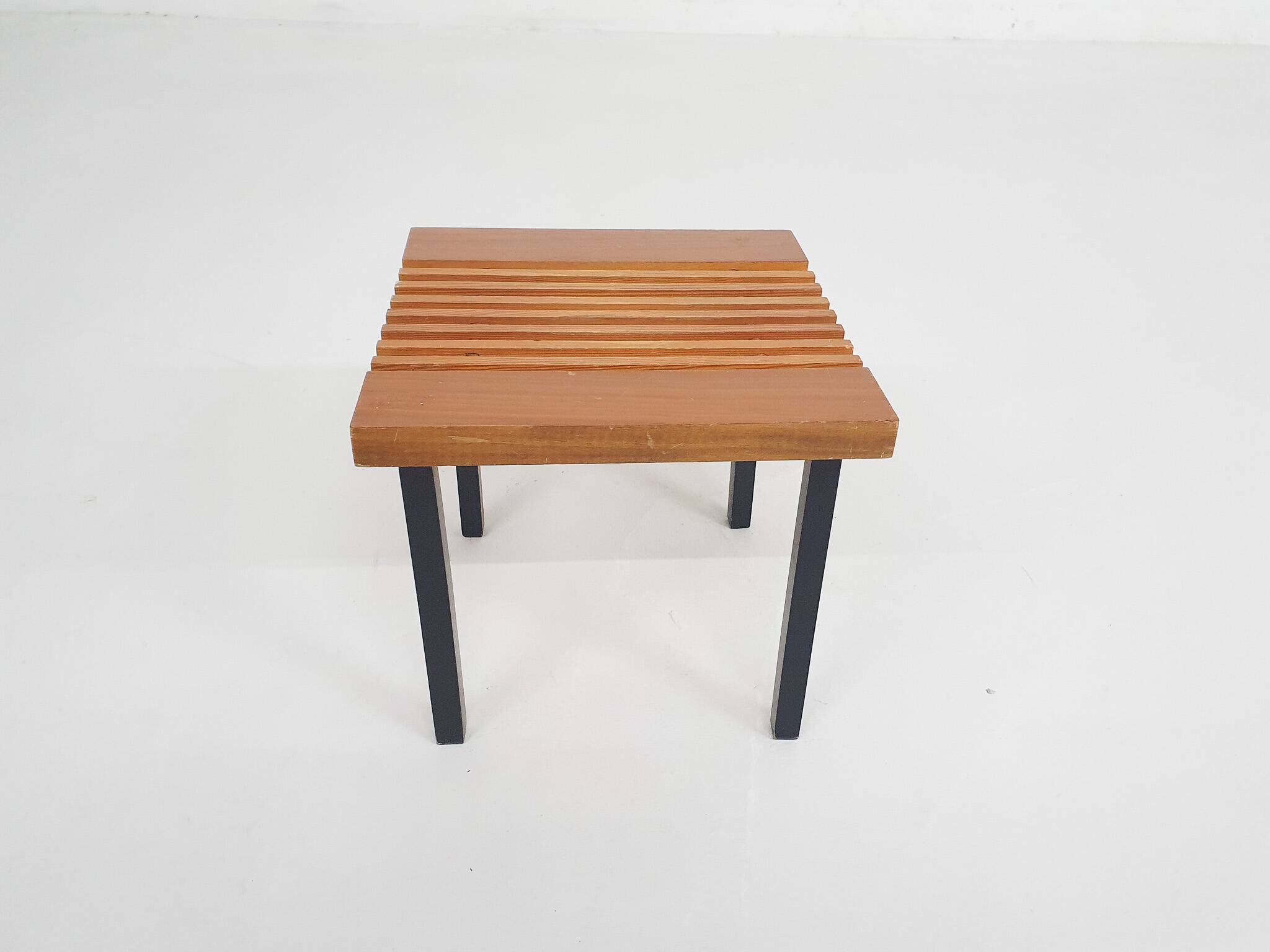 Petite table d'appoint en bois et métal, Pays-Bas années 1960.