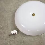 Grande applique murale italienne moderne du milieu du siècle en plexiglas et laiton