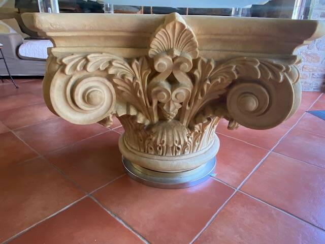 Table sur chapiteau corinthien