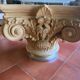 Table sur chapiteau corinthien