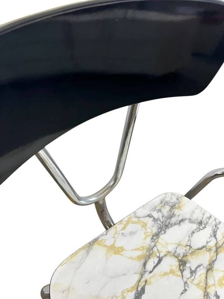 Suite de 4 chaises vintage en formica avec structure chromée