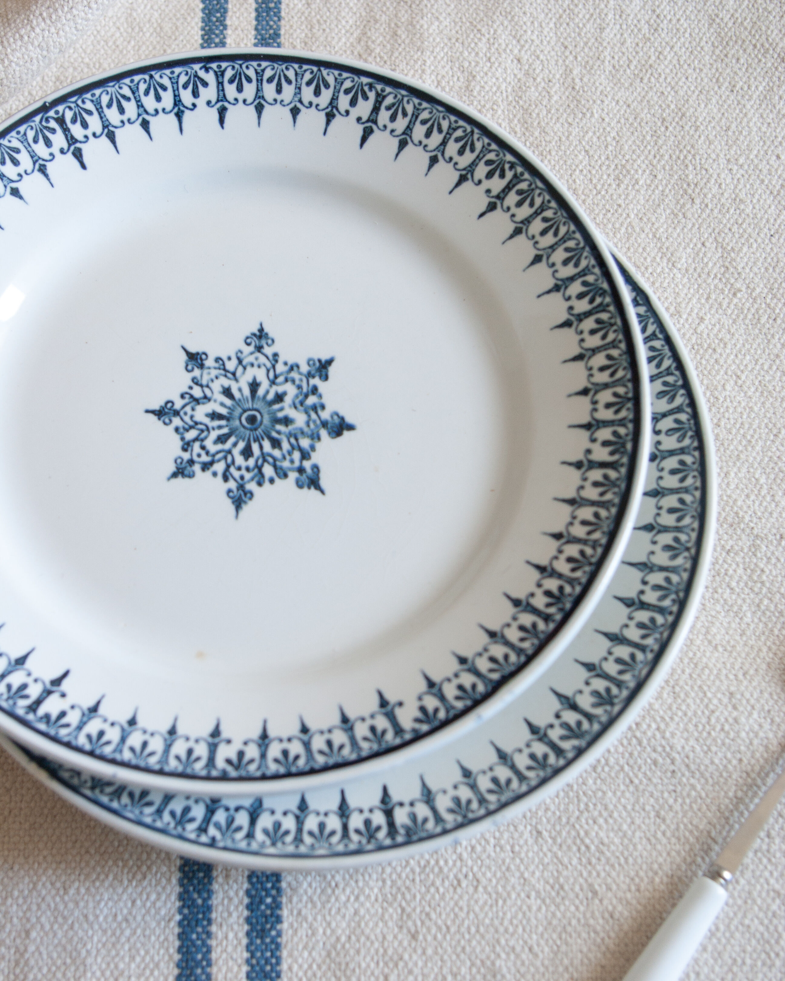 Old dessert plates blue décor, iron earth