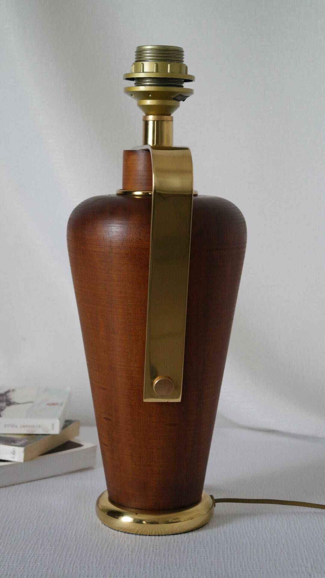 Vintage lamp base Maison le Dauphin in mahogany and brass.