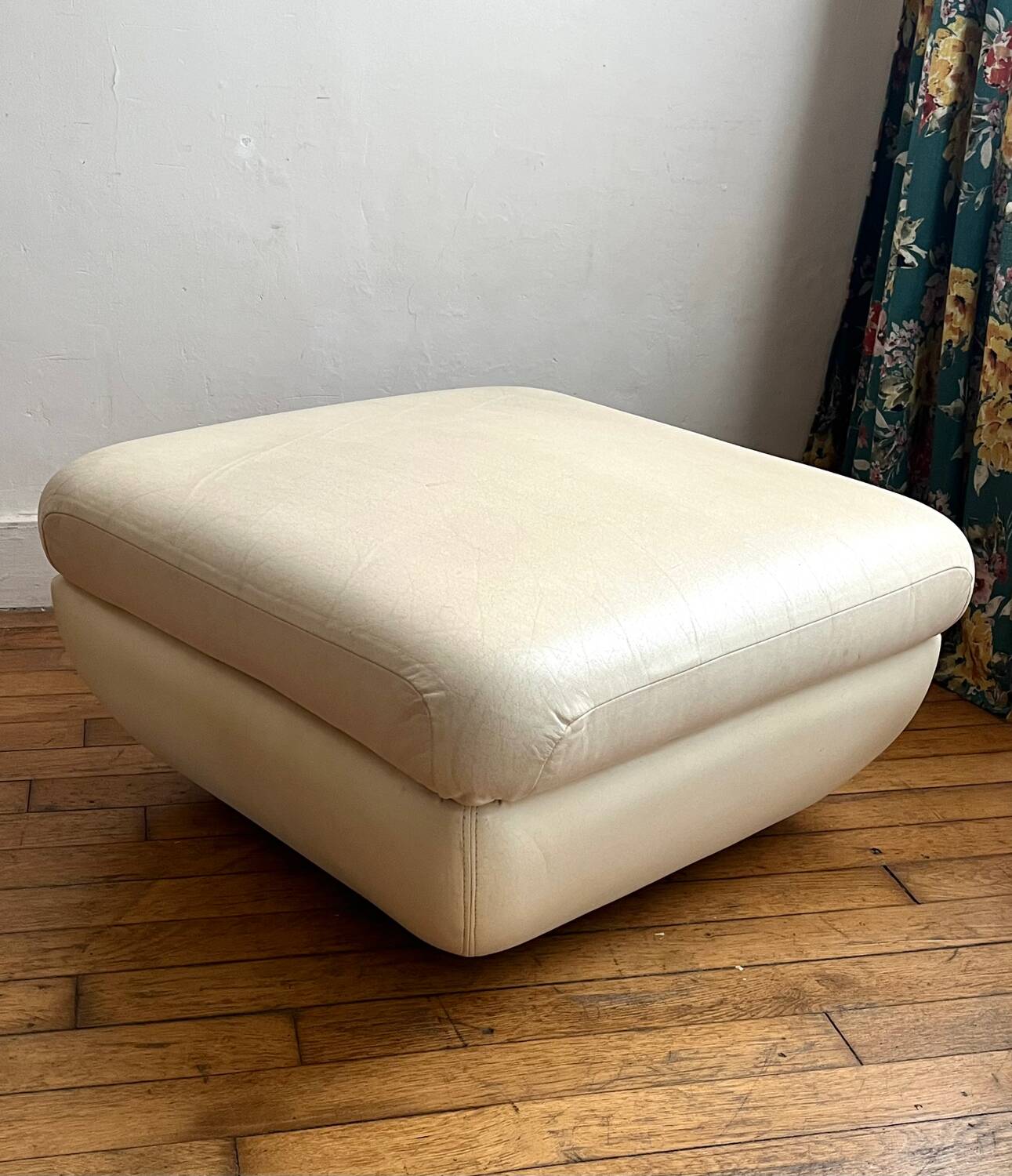 Leather pouf from the 70s/80s