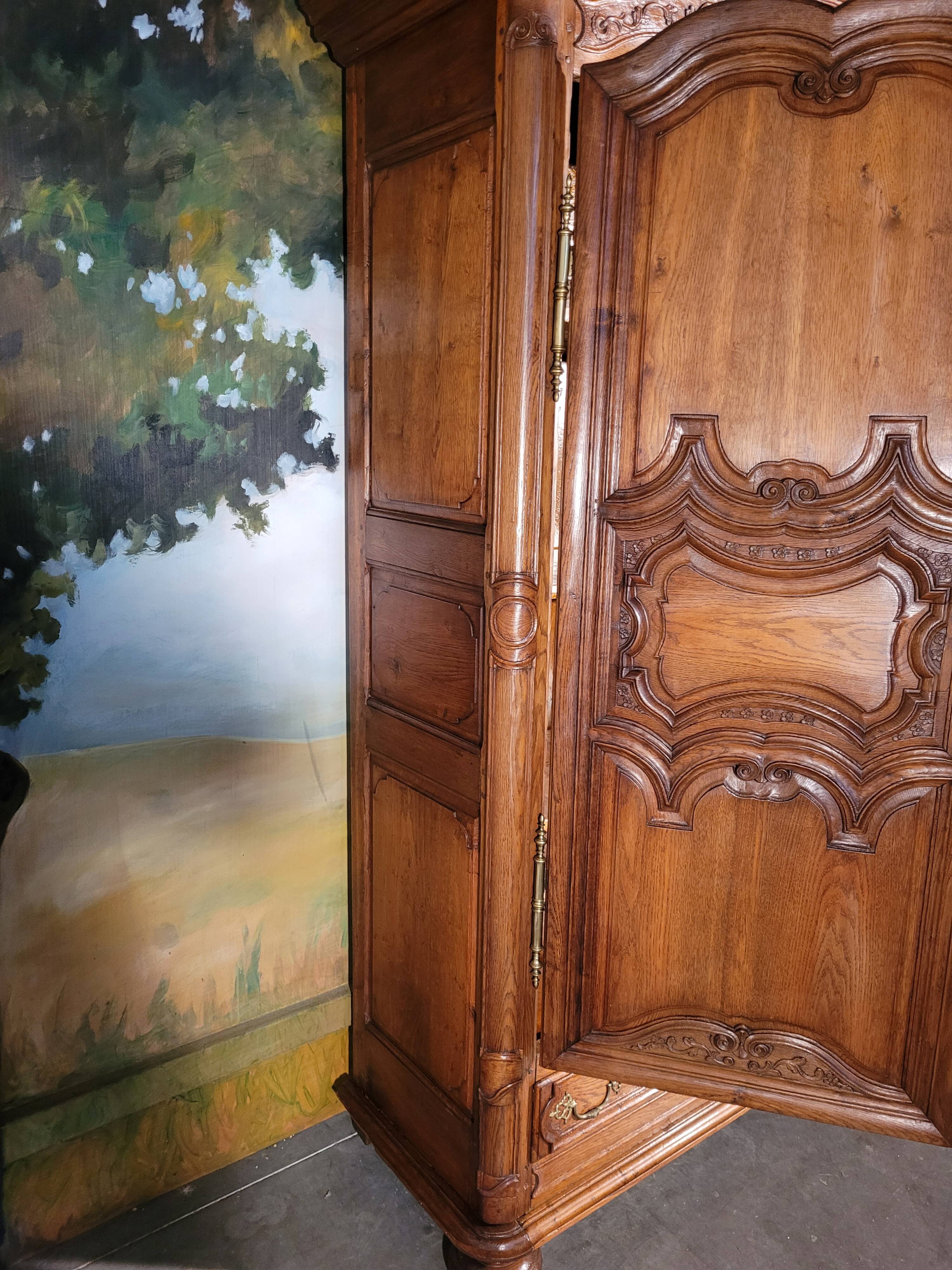 Armoire époque Louis XIV en chêne sculptée