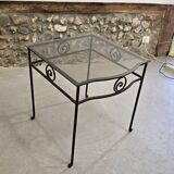 Petite table d'appoint en fer forgé et verre fumé