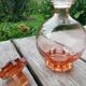 Carafe en verre rose