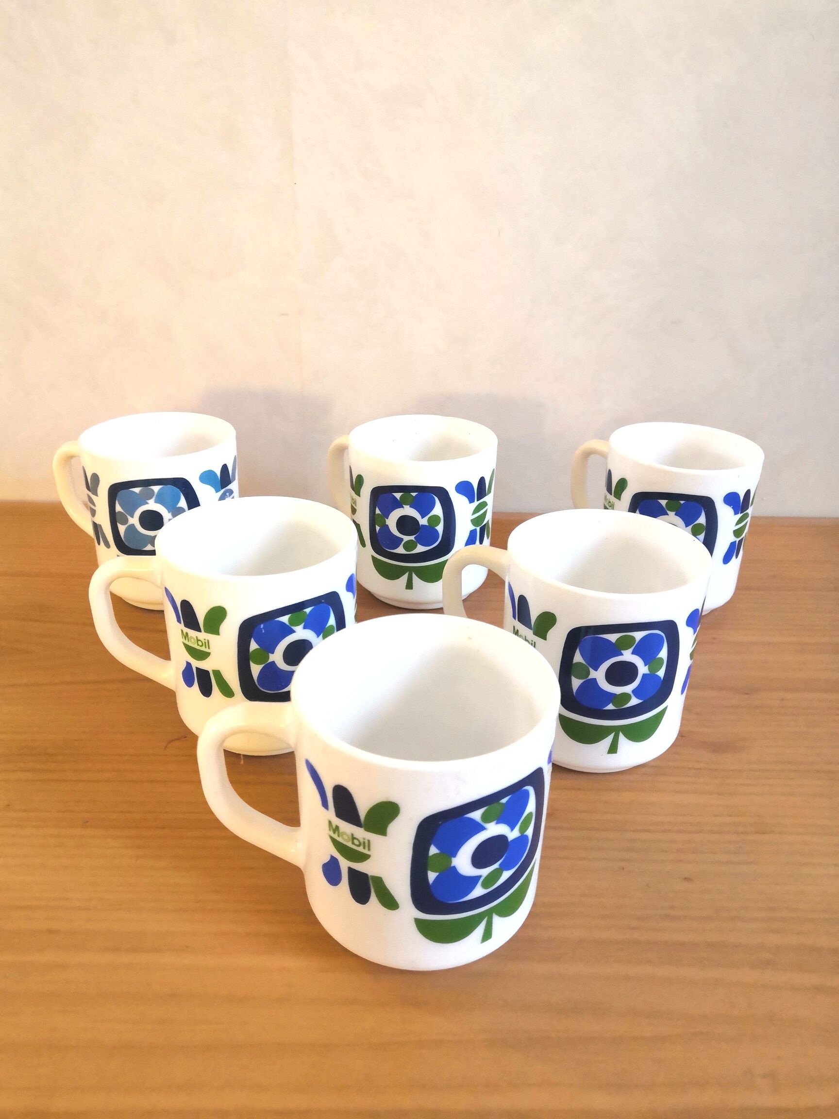 Series of 6 mugs design Mobil 70s