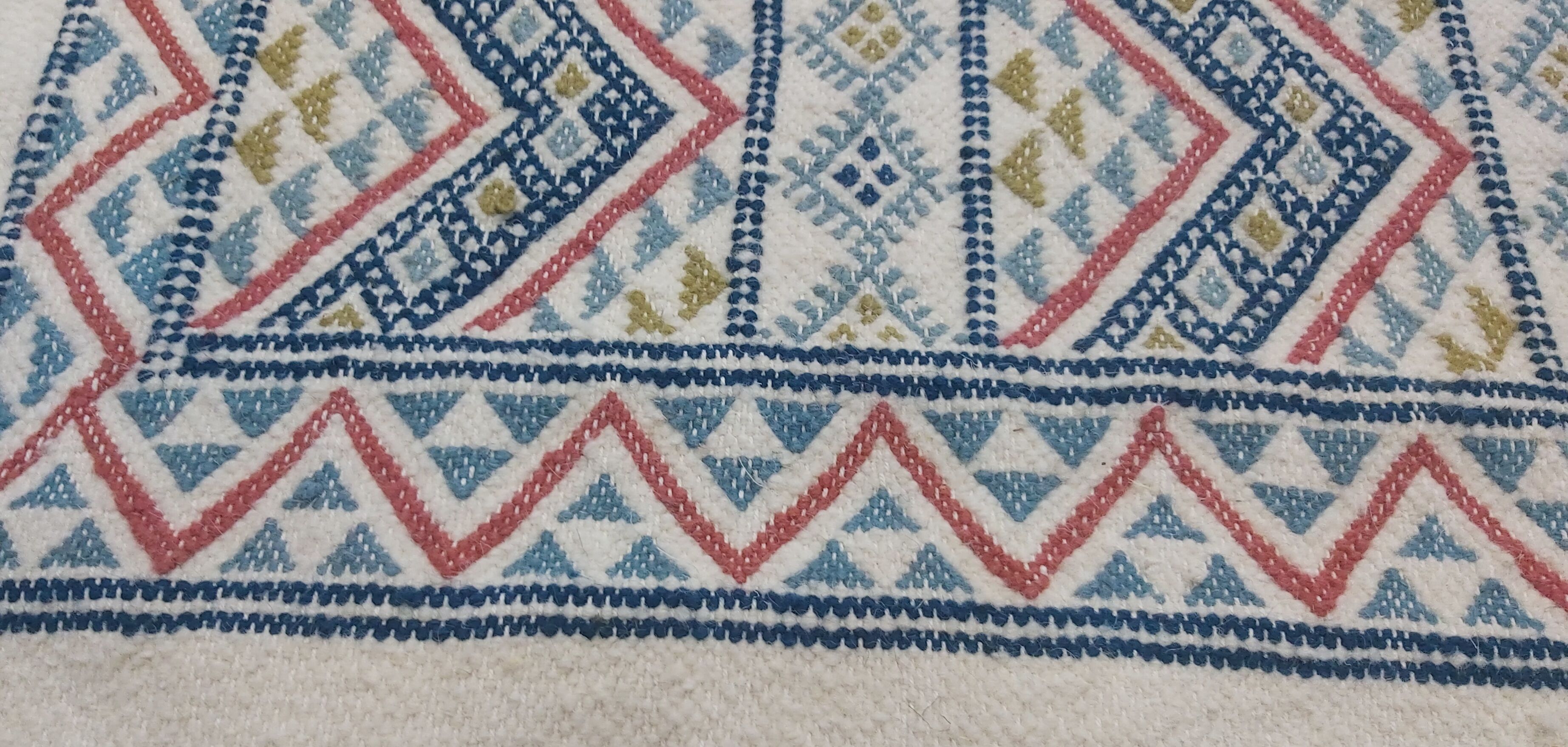Hand-woven rugs in pure wool