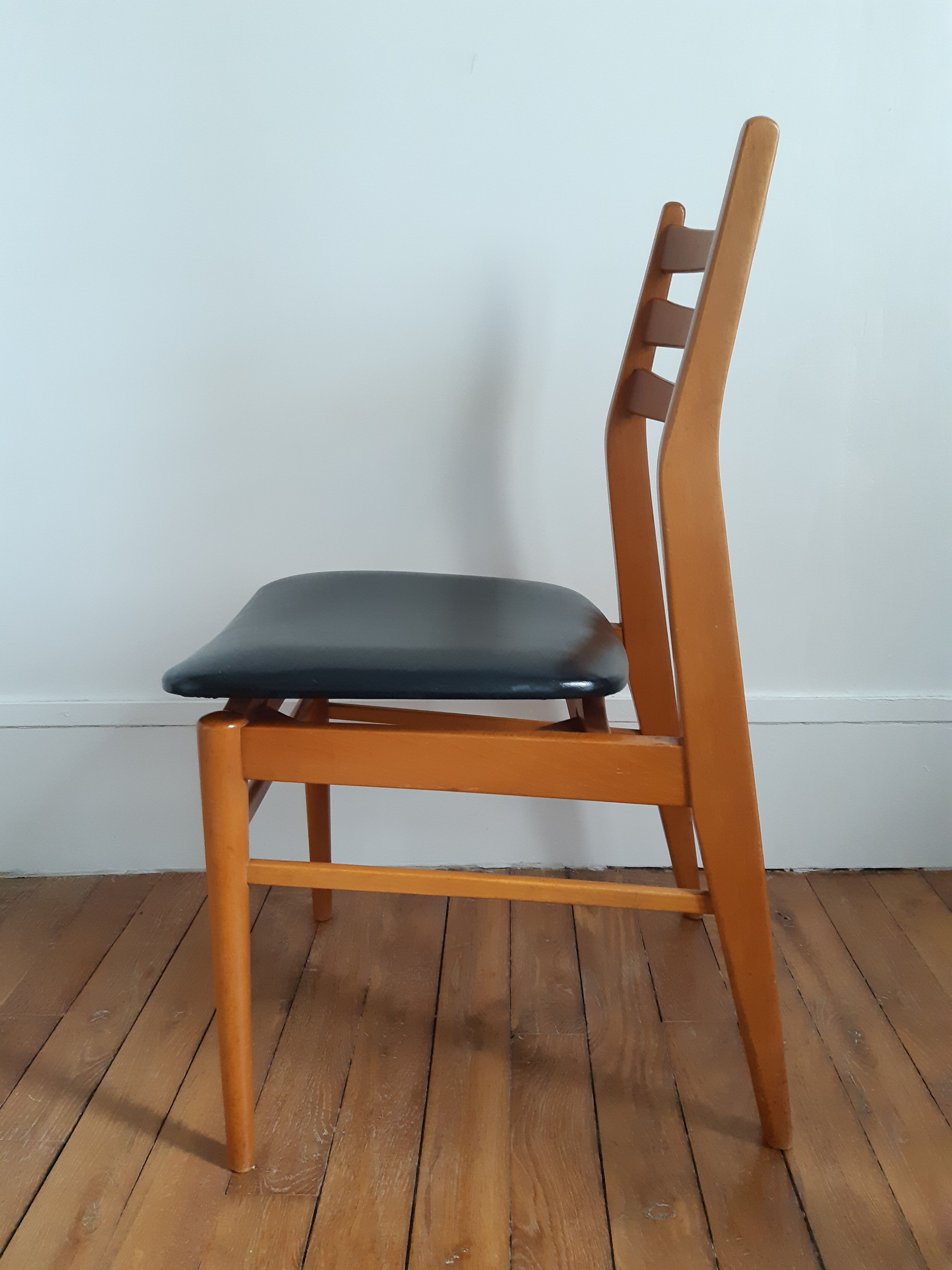 Set of 2 wooden chairs and skai