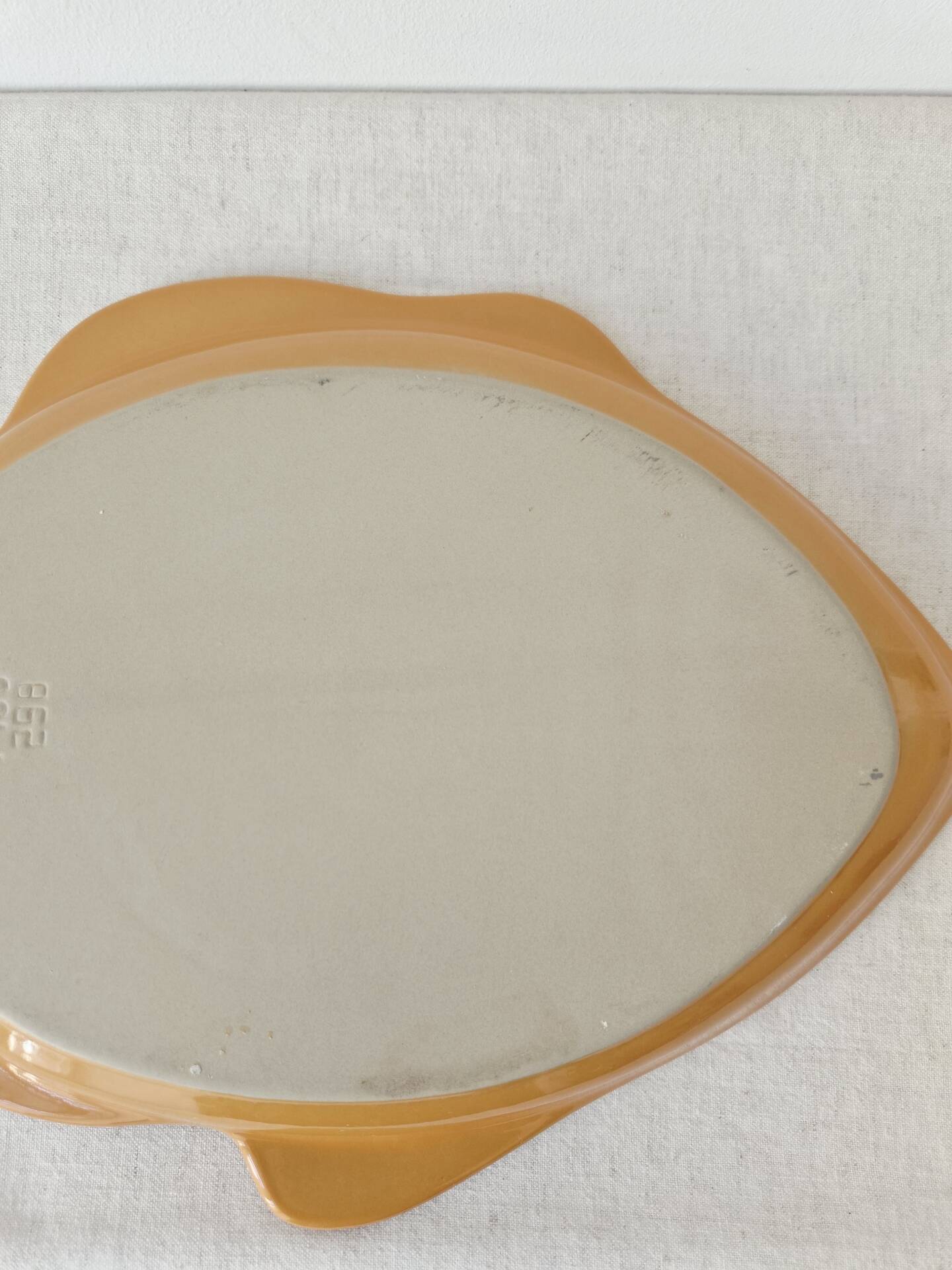 Plat vintage en barbotine poisson