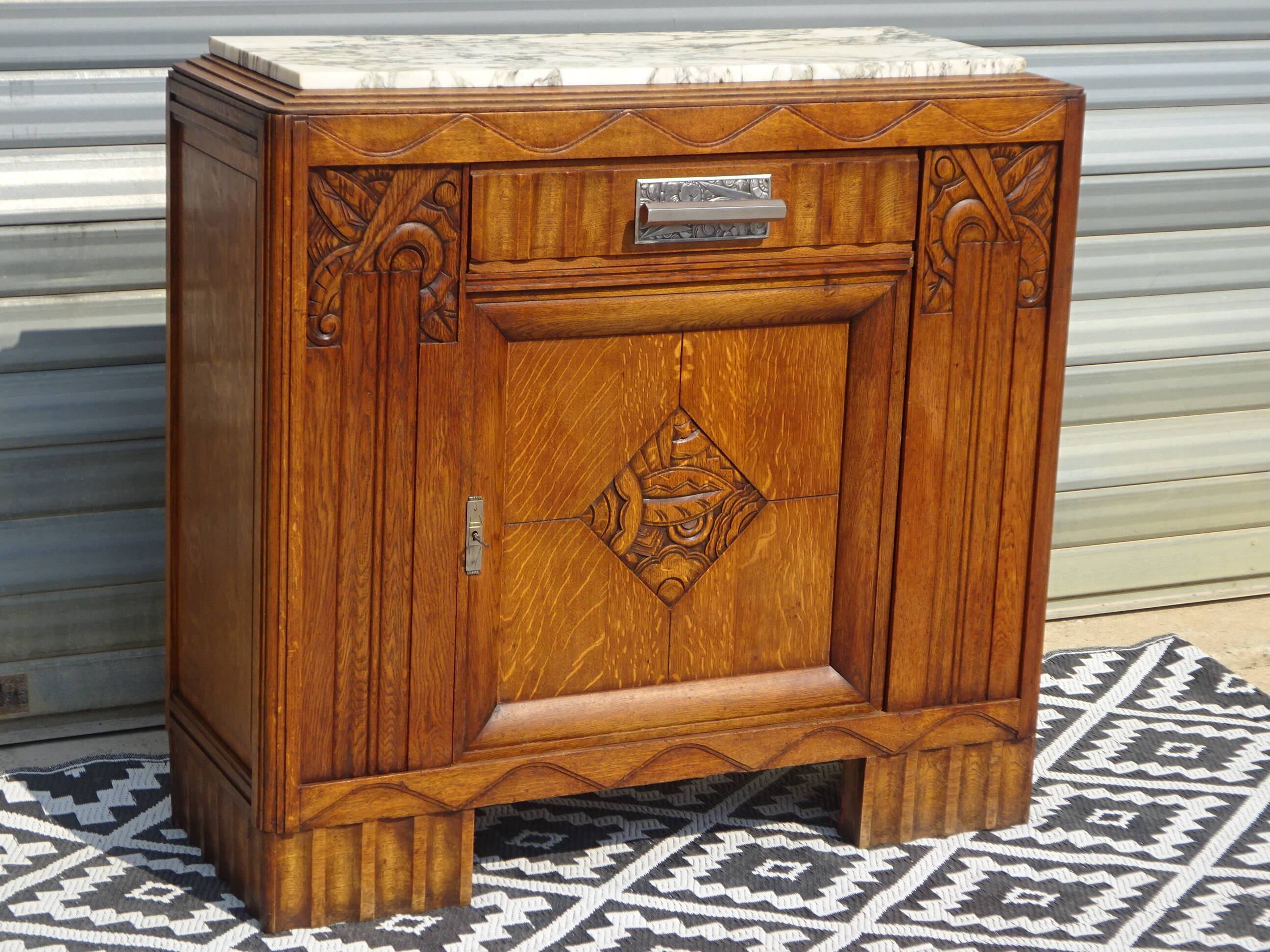 Ancien buffet en chêne et marbre, époque et style Art Déco