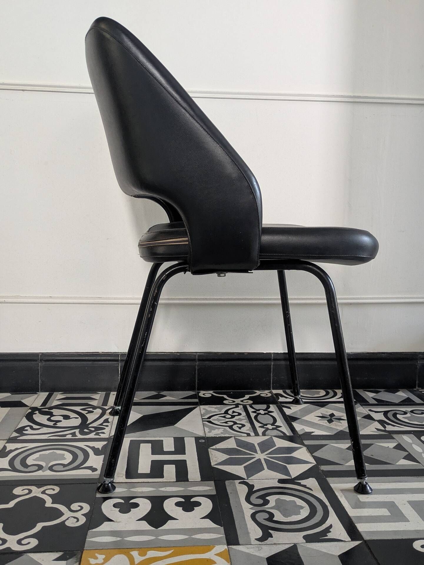 Pair of vintage 1970s armchairs/chairs in Italian Saarinen style.