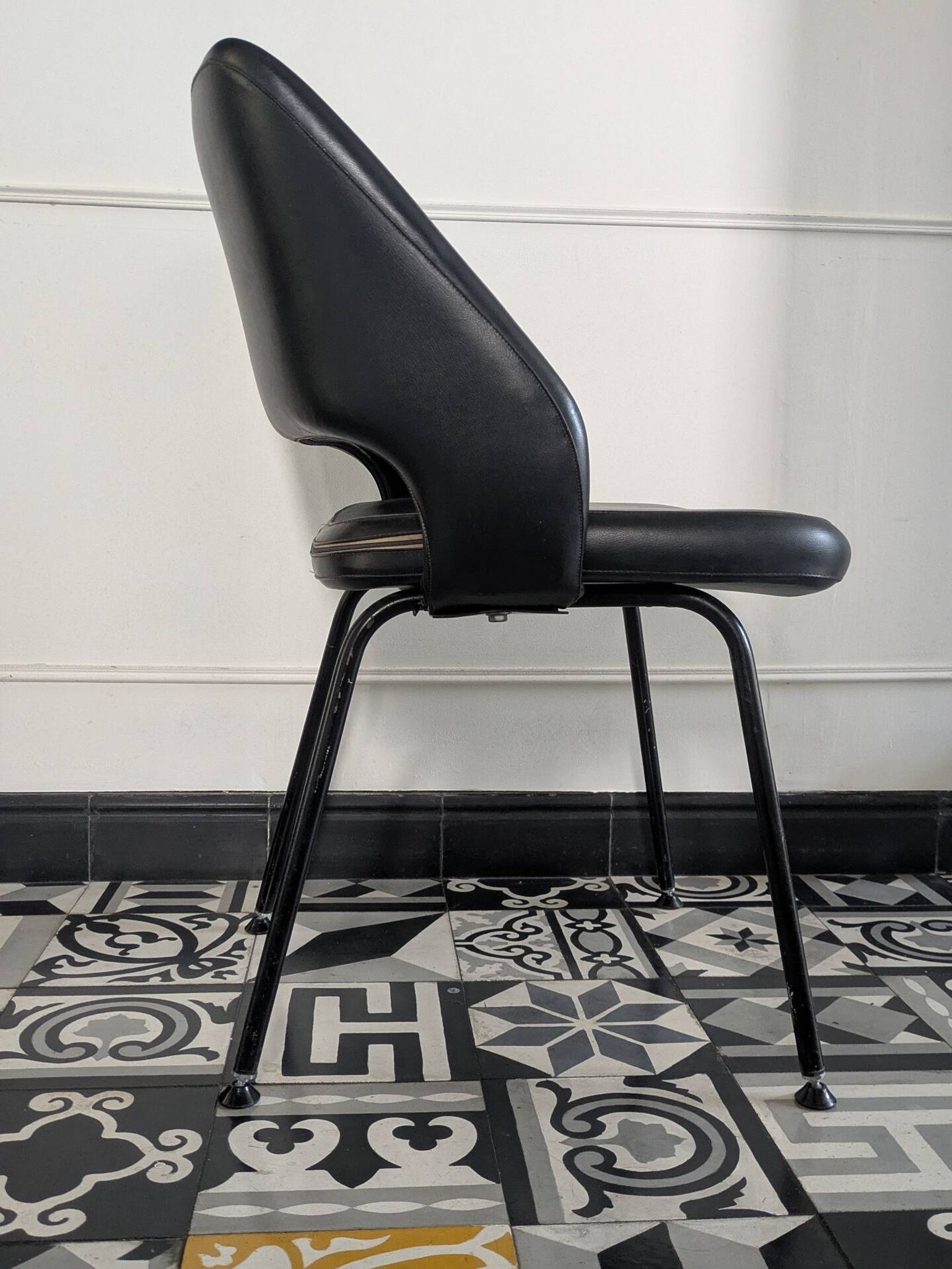 Pair of vintage 1970s armchairs/chairs in Italian Saarinen style.