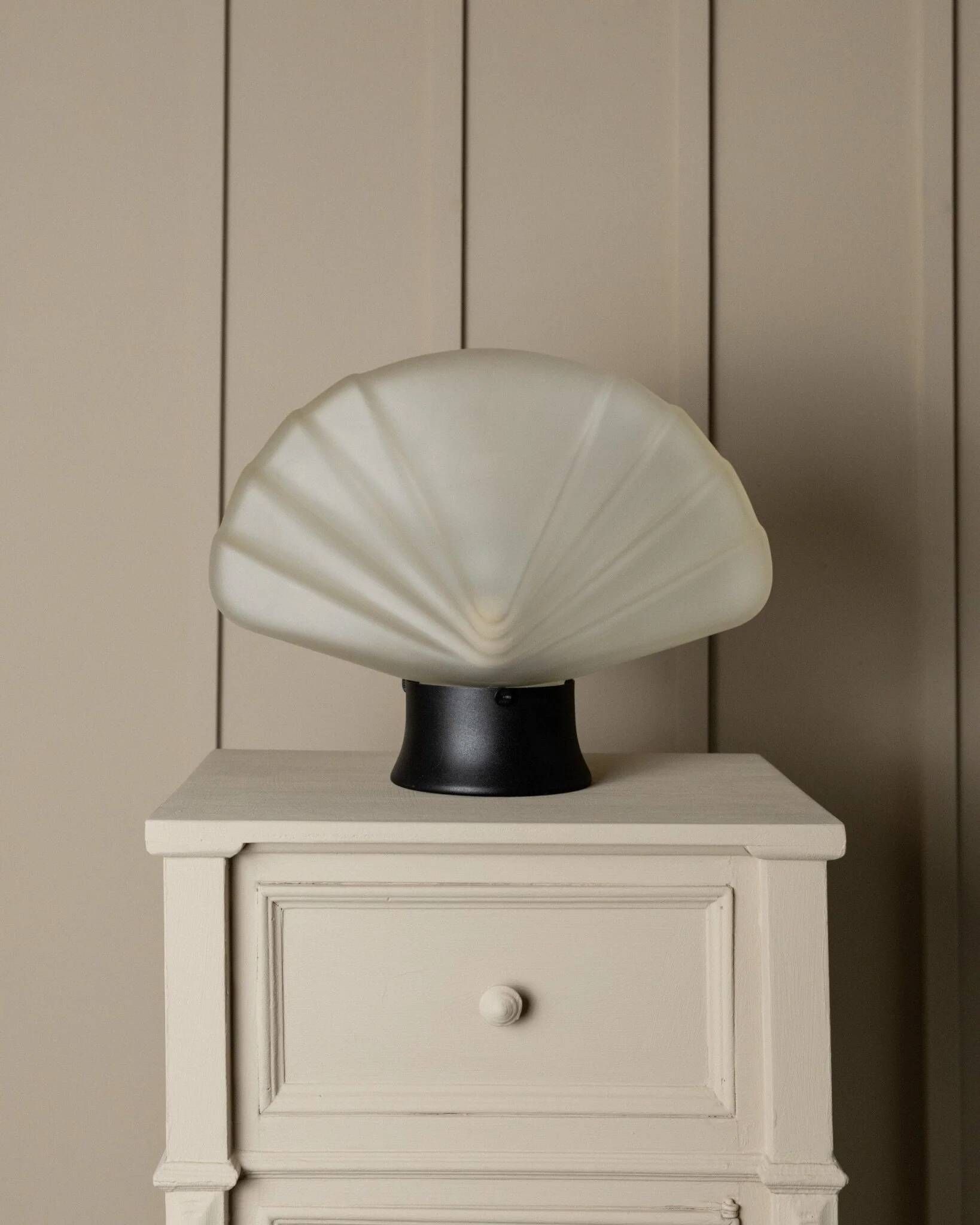 Opaline white Murano glass shell lamp with black metal base – 1980s Italian Memphis-inspired design