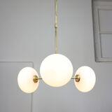 Lustre en laiton et verre opalin du milieu du siècle