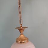 Lustre boule opaline dentelée en verre et laiton