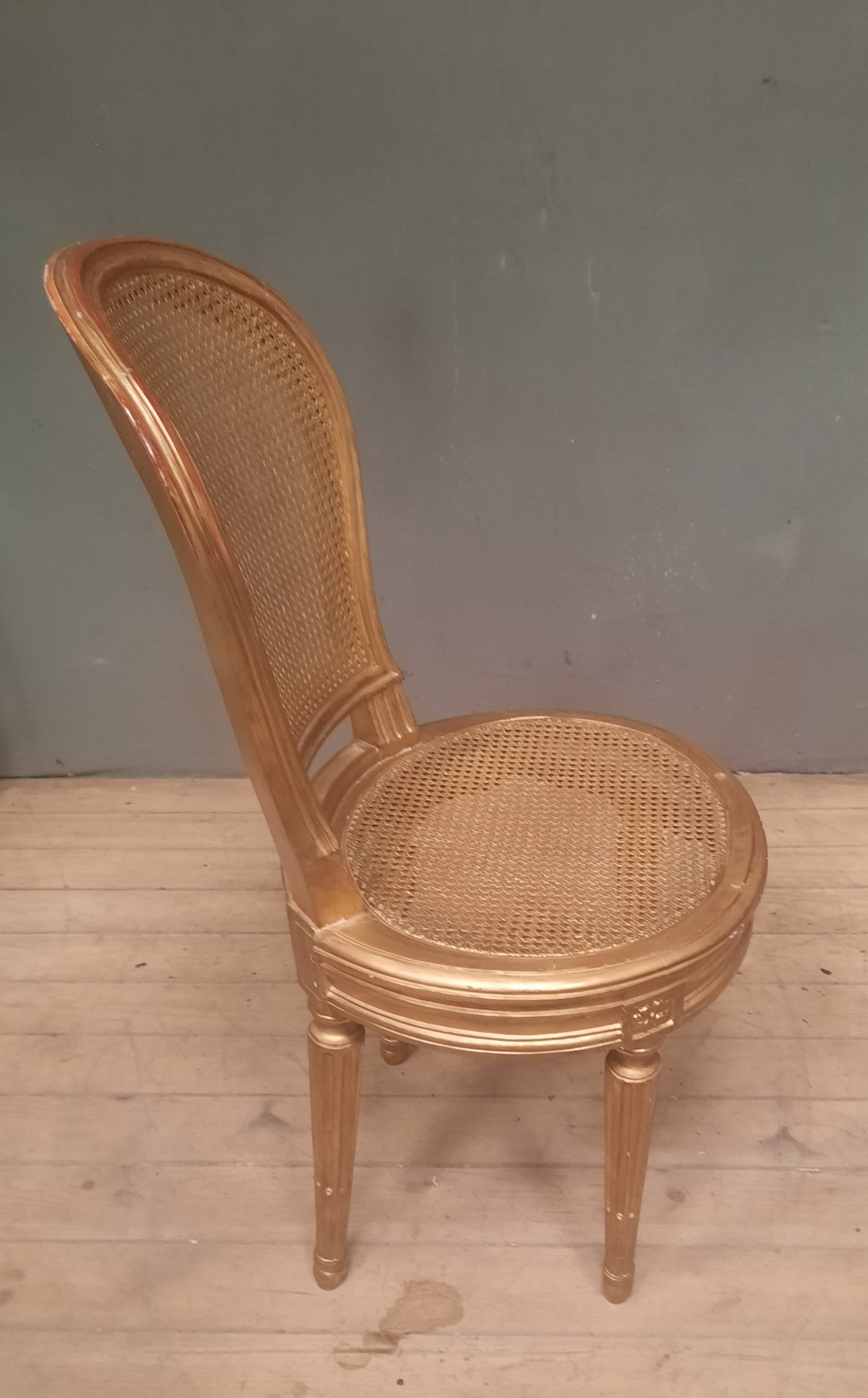 Chaise style Louis XVI en bois doré