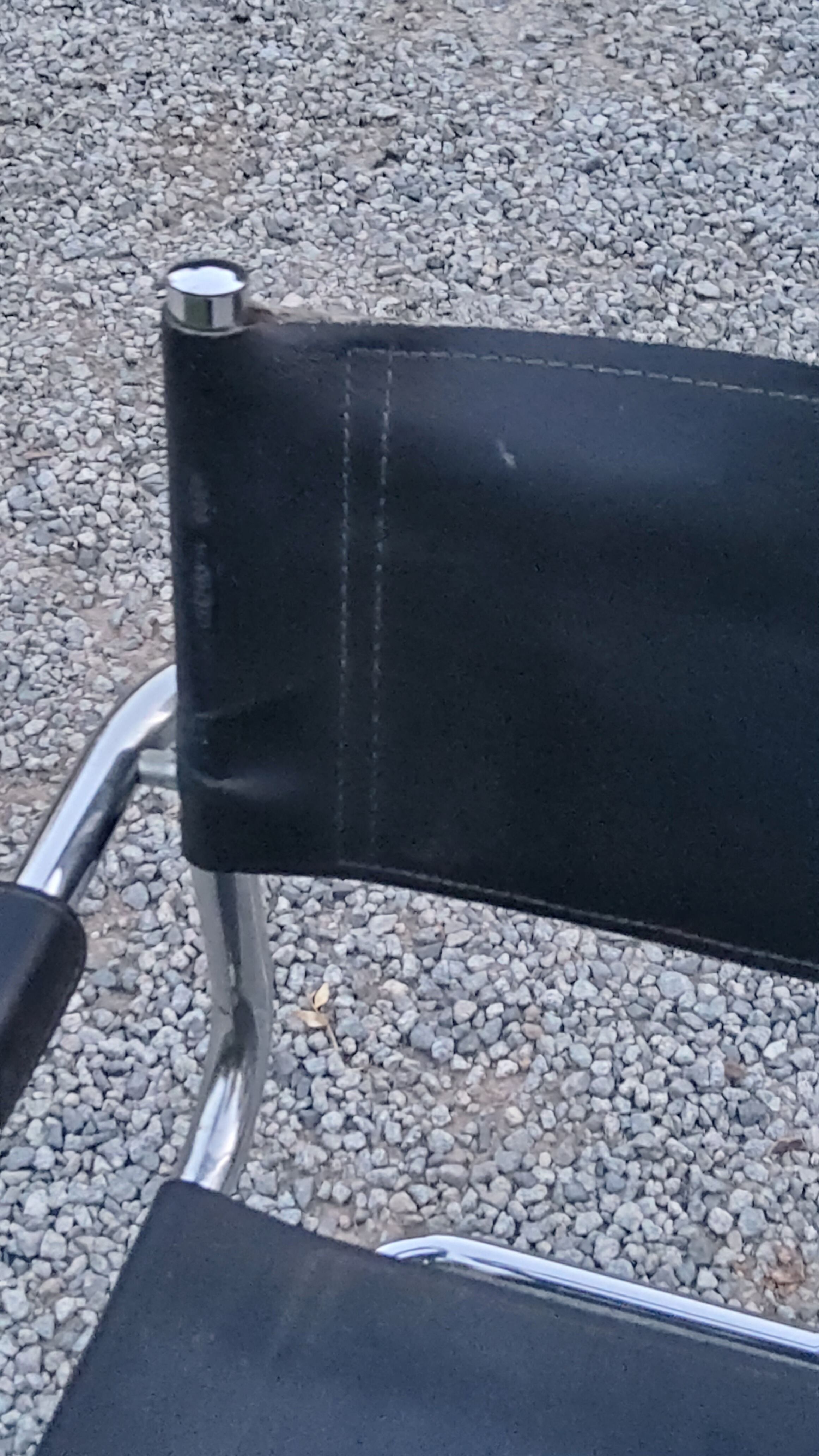 Fauteuil style MG5 tubes chromés assise et dossier cuir noir