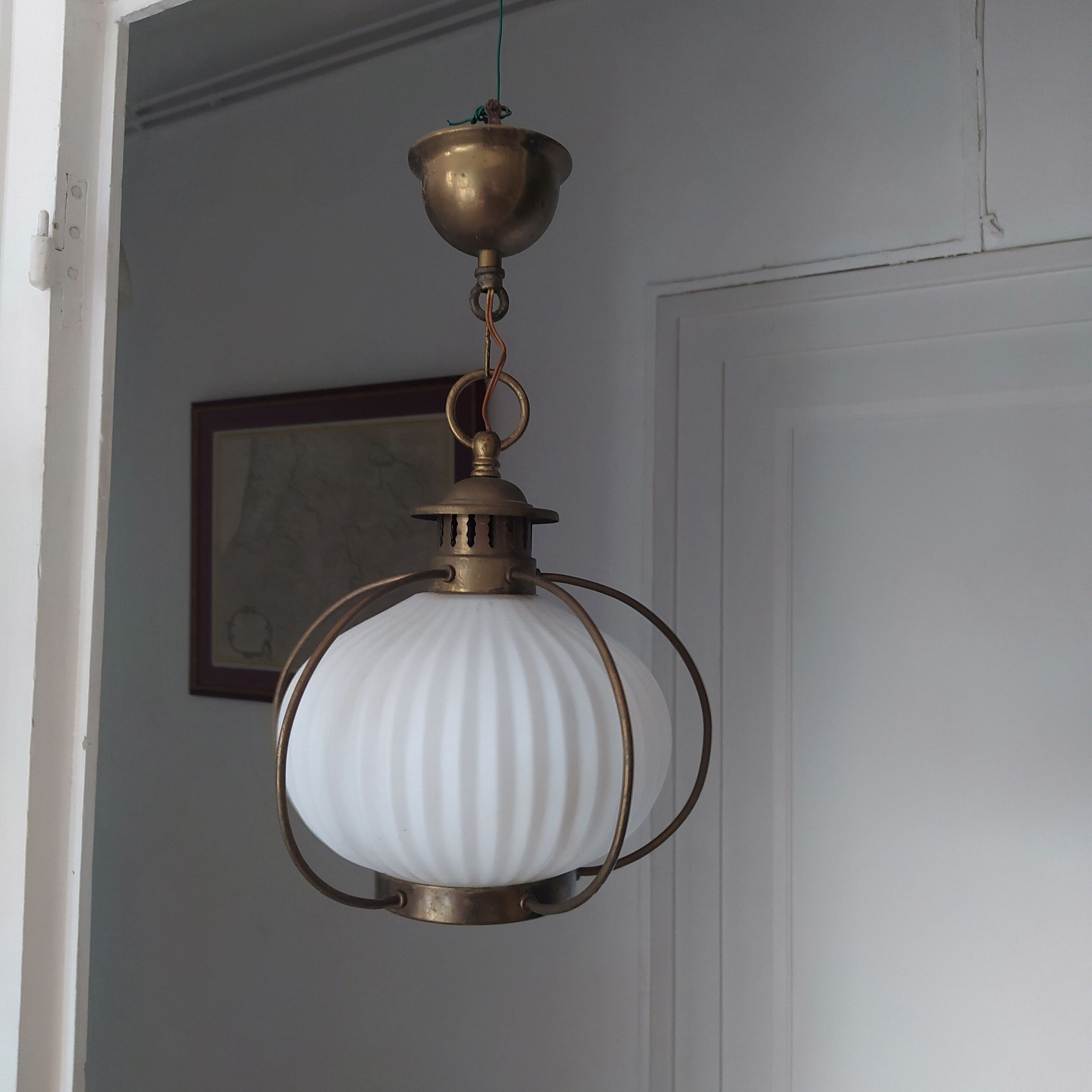 Suspension opaline cannelée et cuivre design original 1960