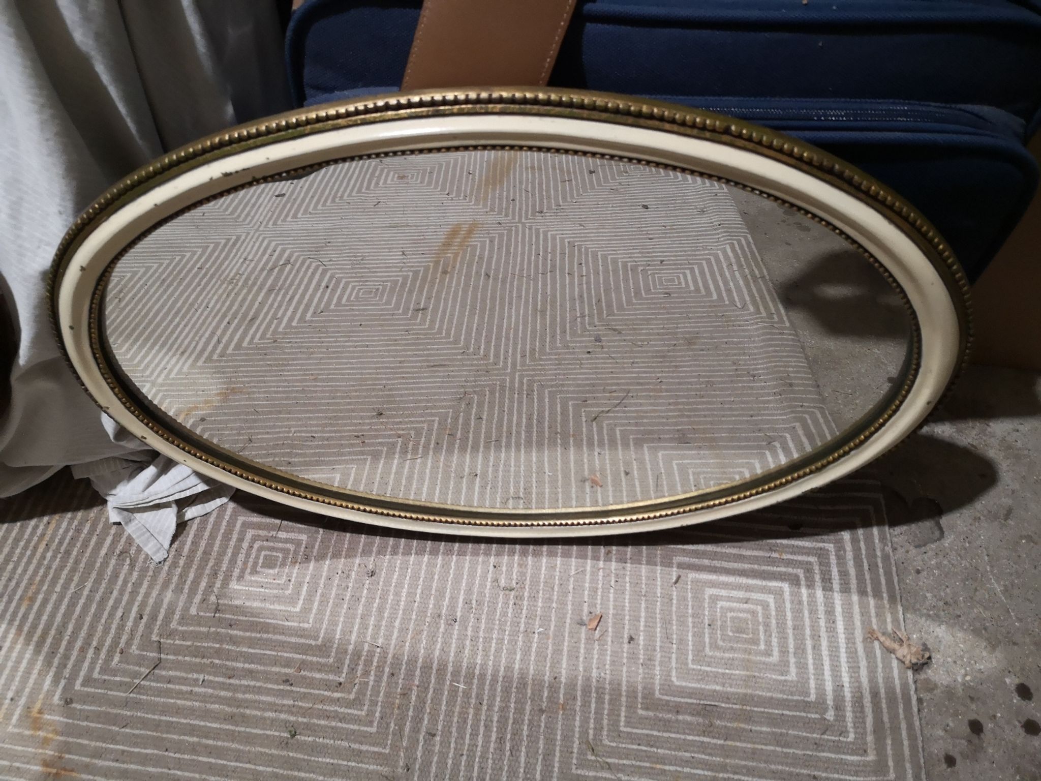 Ancien miroir ovale guilloché doré et peint
