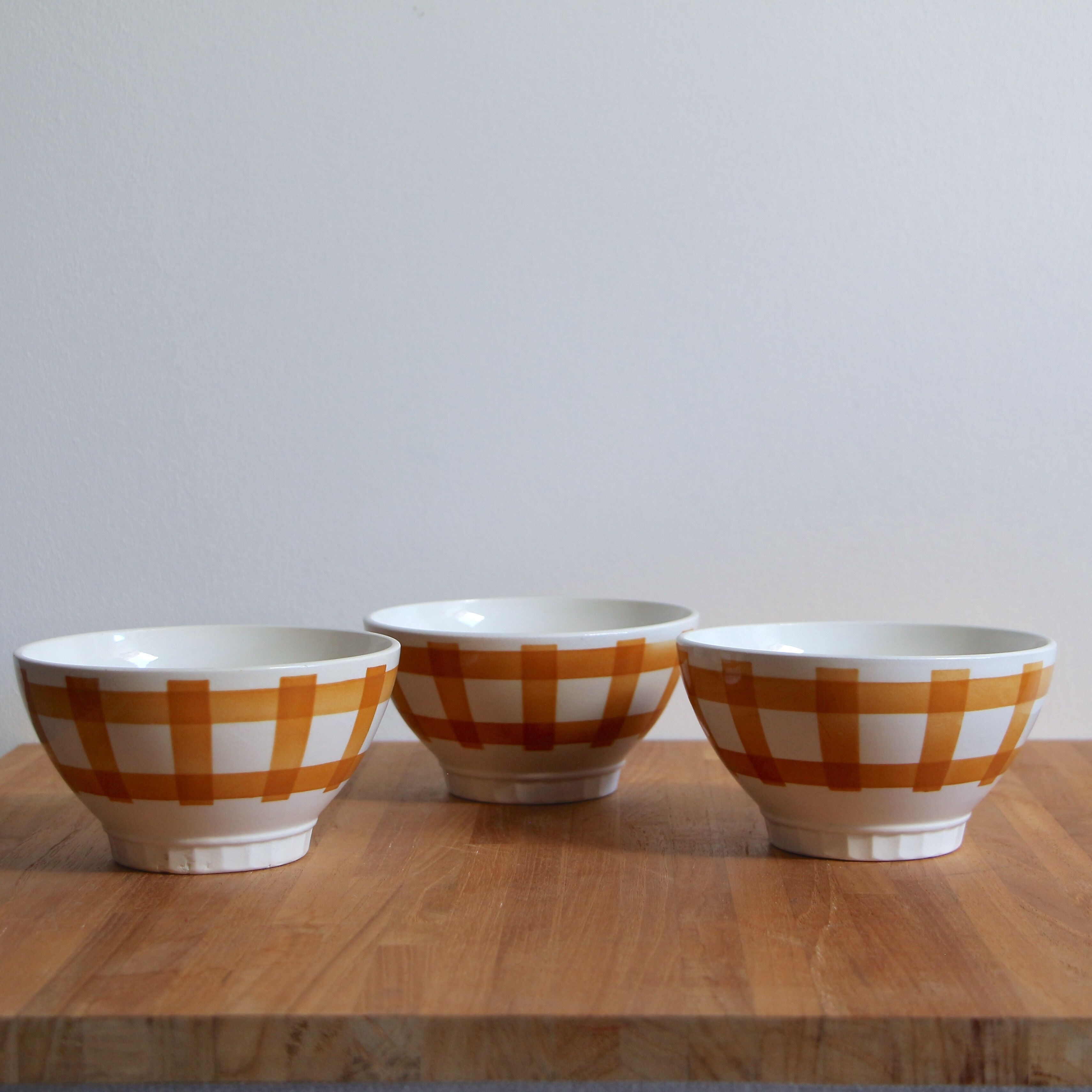 3 checkered bowls