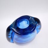 Oval glass vase in shades of blue, in the Sommerso style.