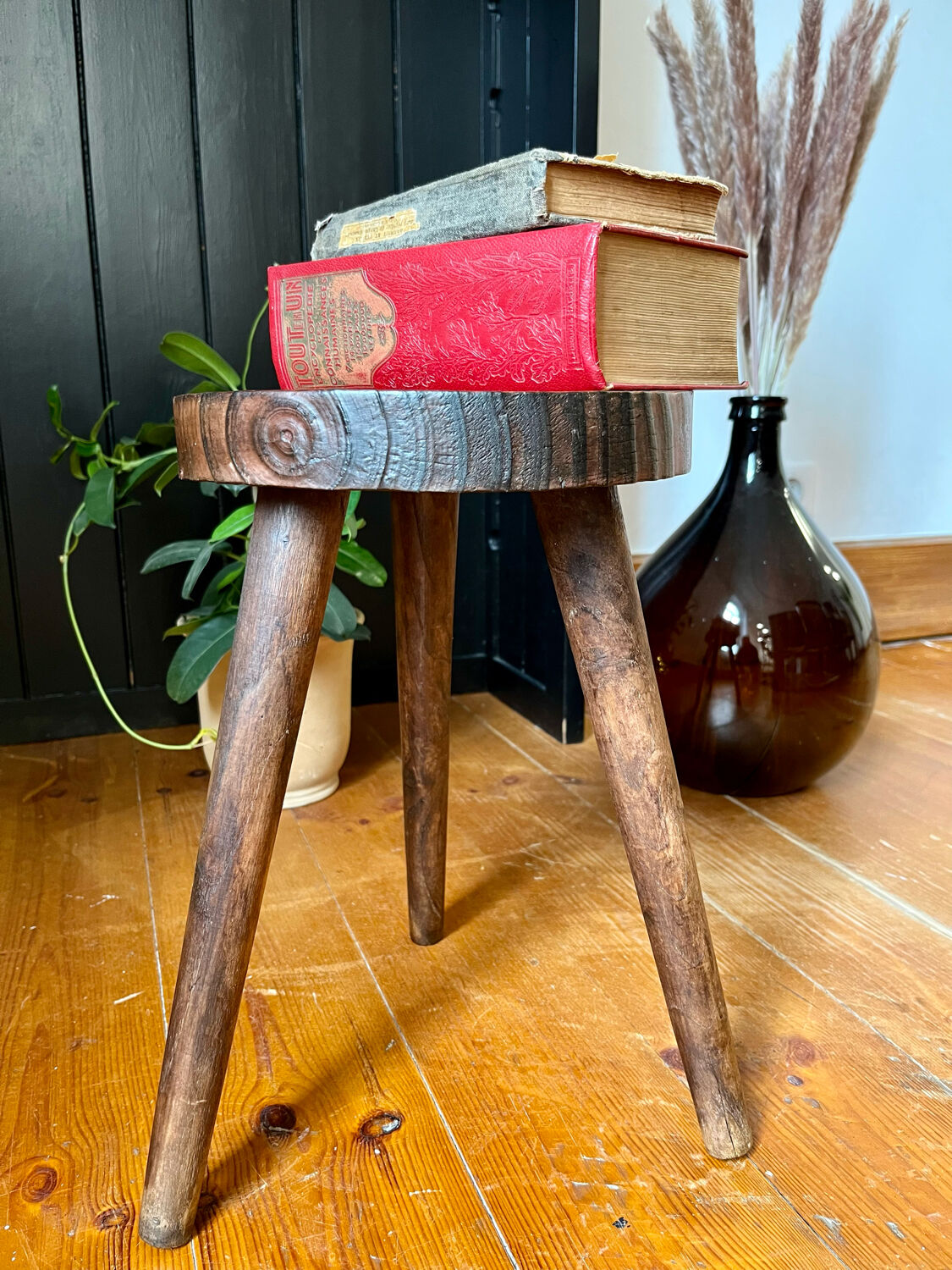 Tripod stool feet compass