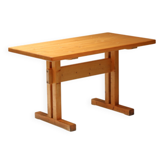 Collection unique de 10 tables Charlotte Perriand en pin - années 1920