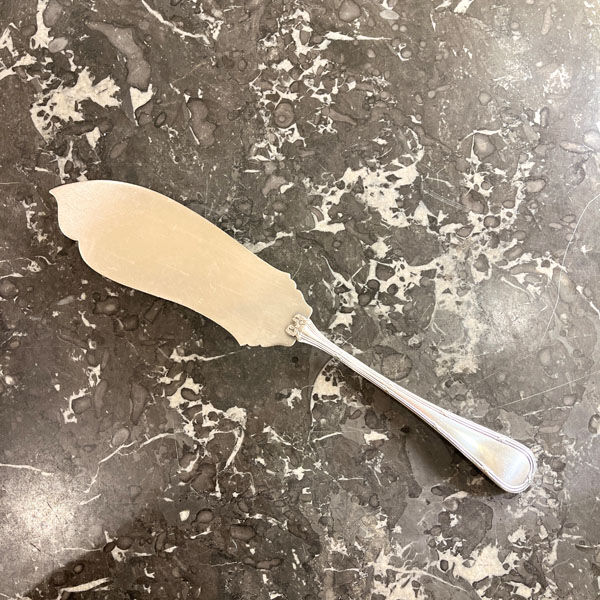 Pie shovel, silver metal, ribbon model