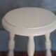 Tabouret vintage, tabouret bois teinte blanc, tabouret d'appoint
