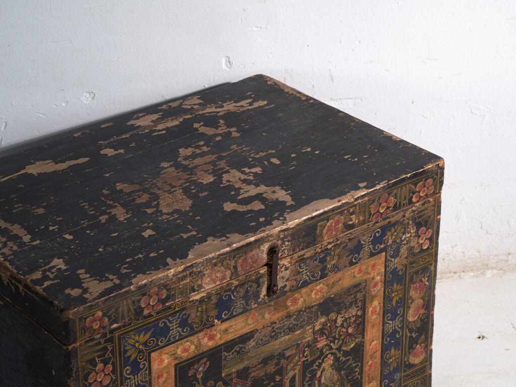 Antique chest painted in pine wood – China, around 1900
