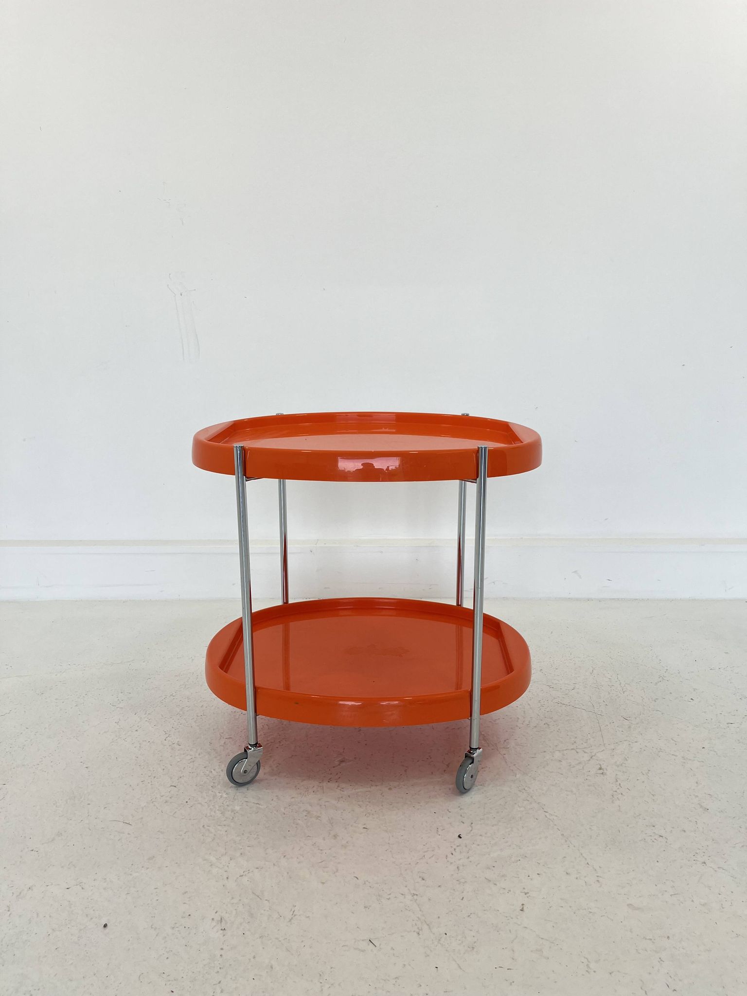 Chariot de service en chrome de l'ère spatiale avec plateaux en plastique orange, années 1970