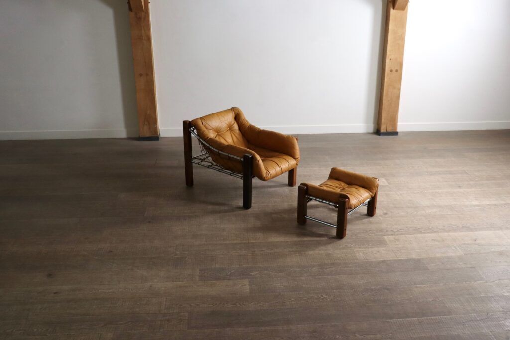 Fauteuil Amazonas avec repose-pieds en cuir cognac par Jean Gillon Brésil