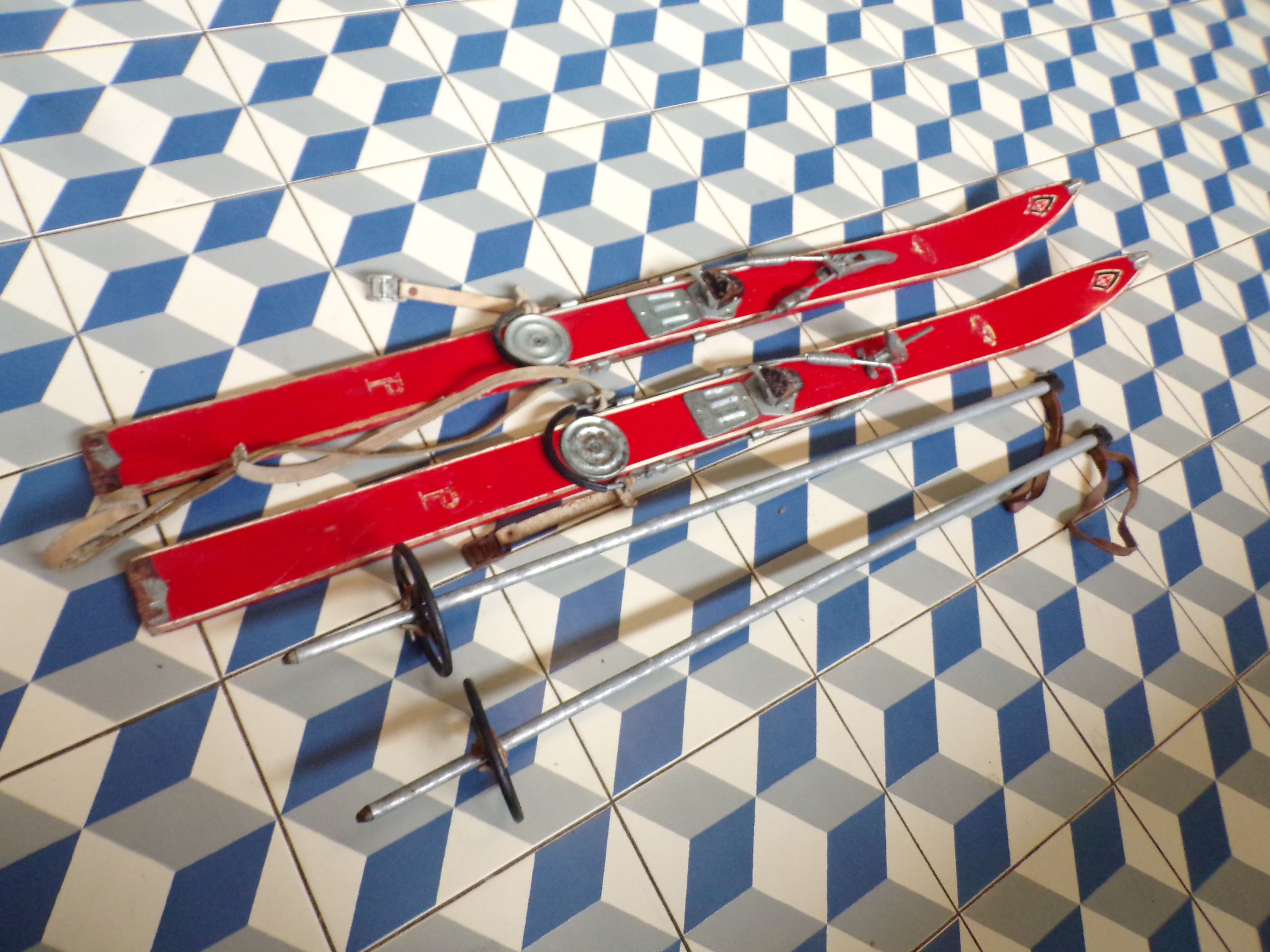 Paire de skis enfant vintage avec bâtons
