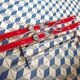Paire de skis enfant vintage avec bâtons