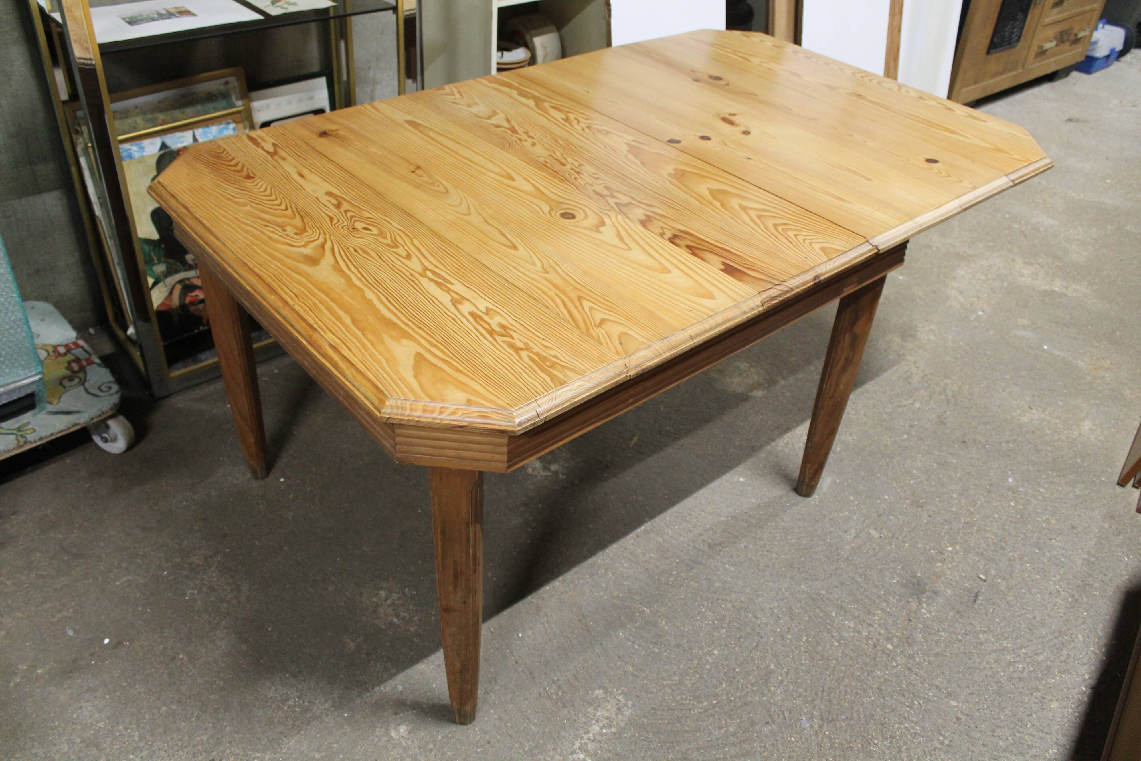 Solid pine stretch table