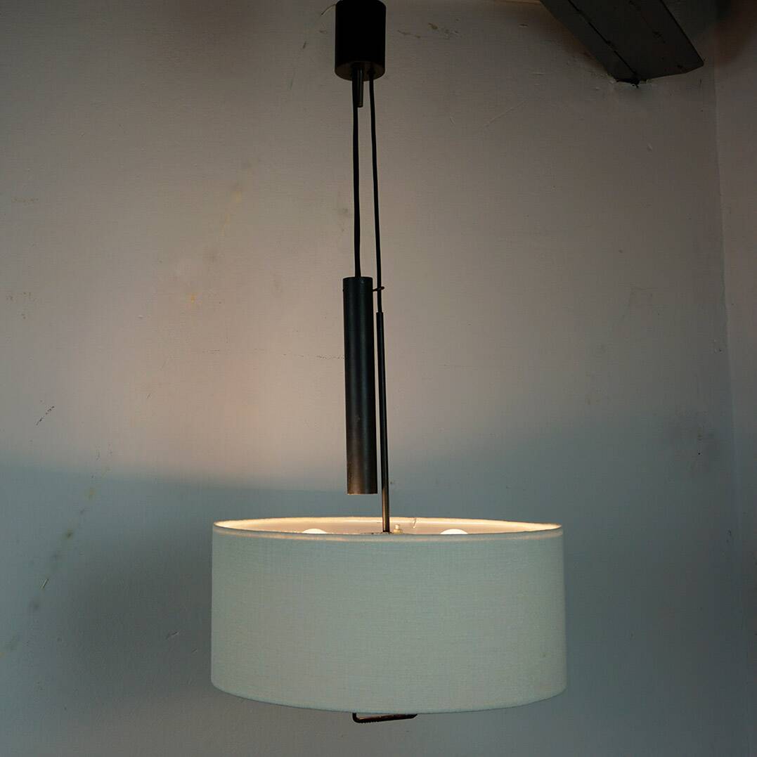 Lampe à pendentif en métal noir avec contrepoids du milieu du siècle autrichien par J.T. Kalmar