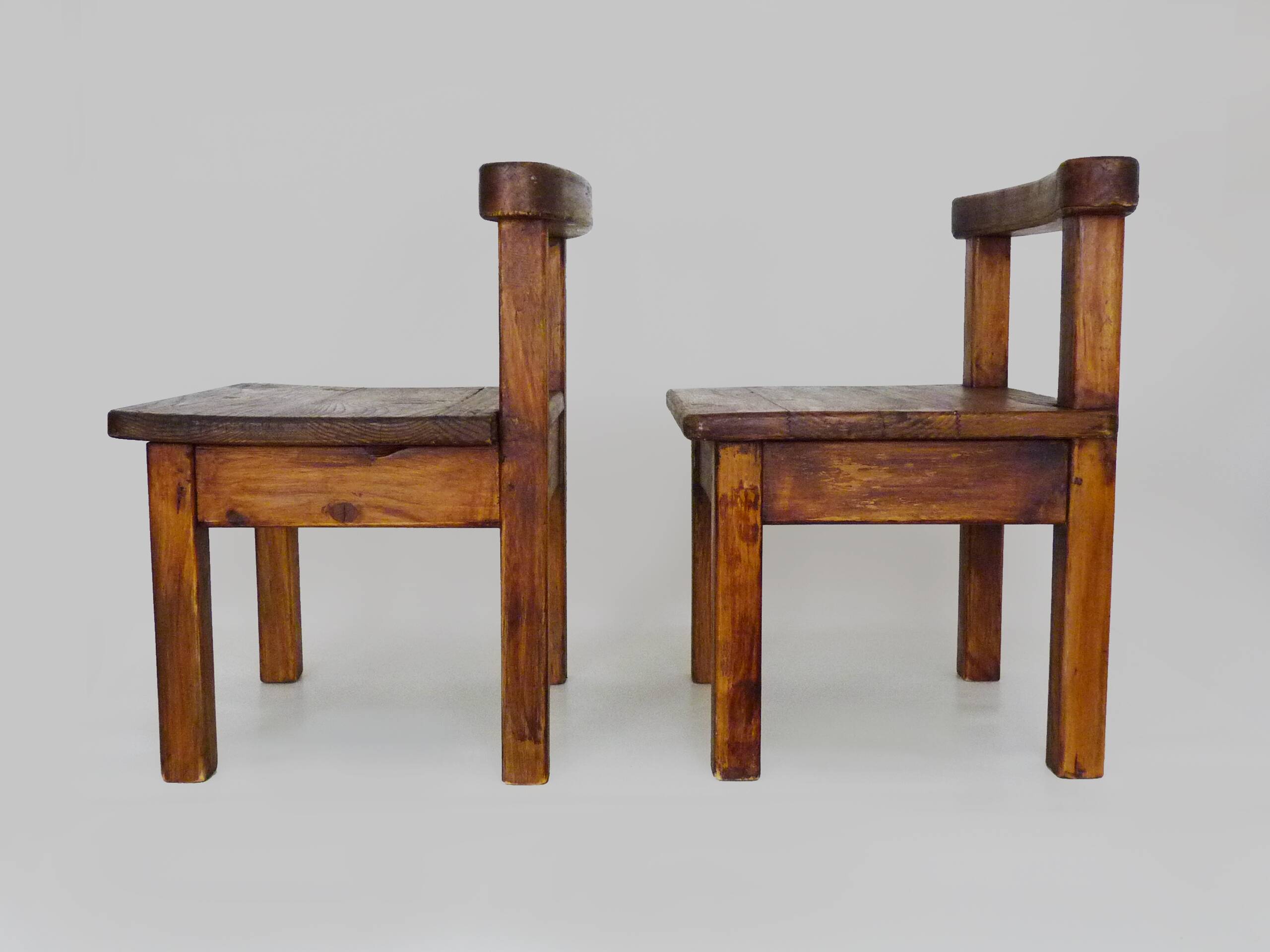 Paire de chaises basses brutaliste en bois massif. Années 60