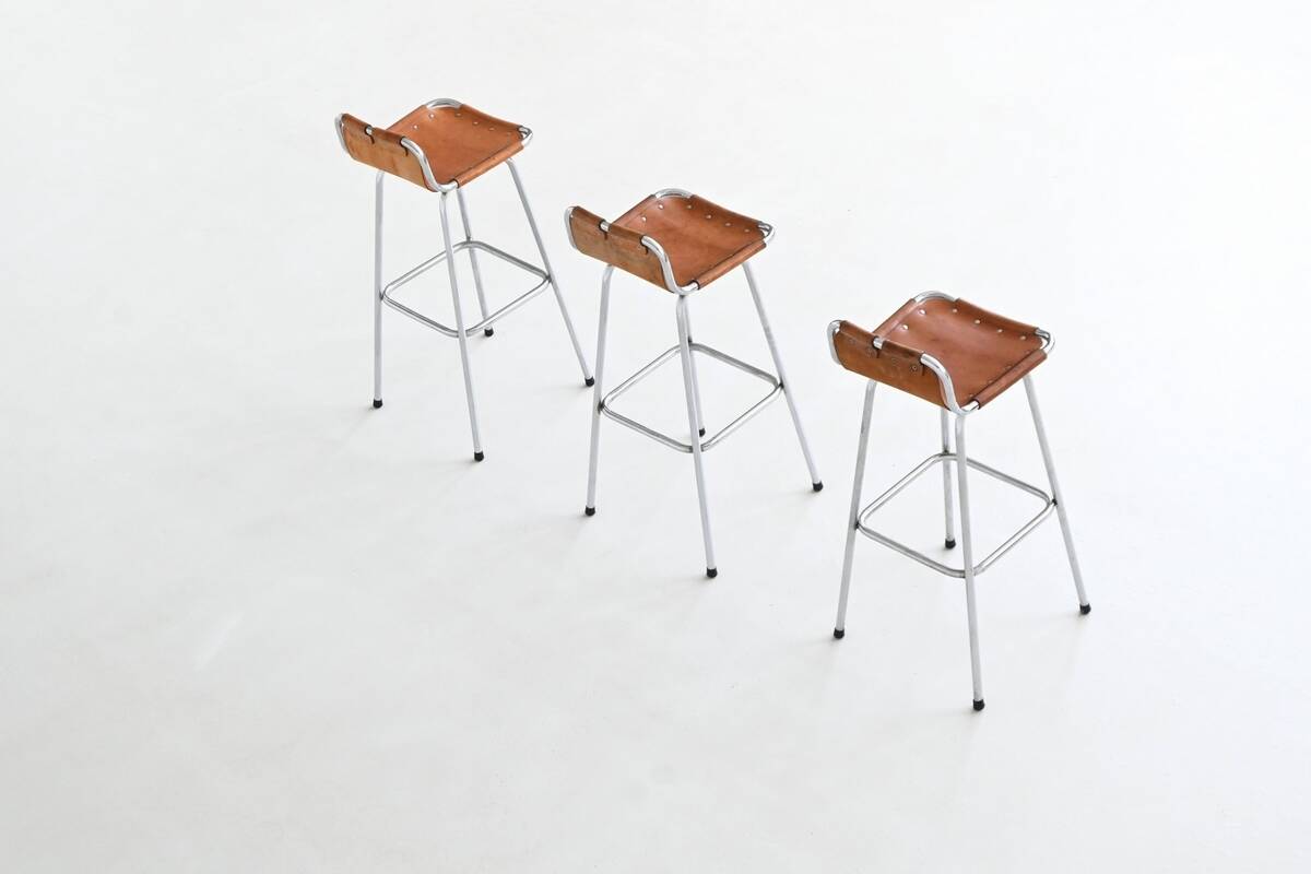 Tabourets de bar en cuir Charlotte Perriand Station de ski des Arcs France 1960