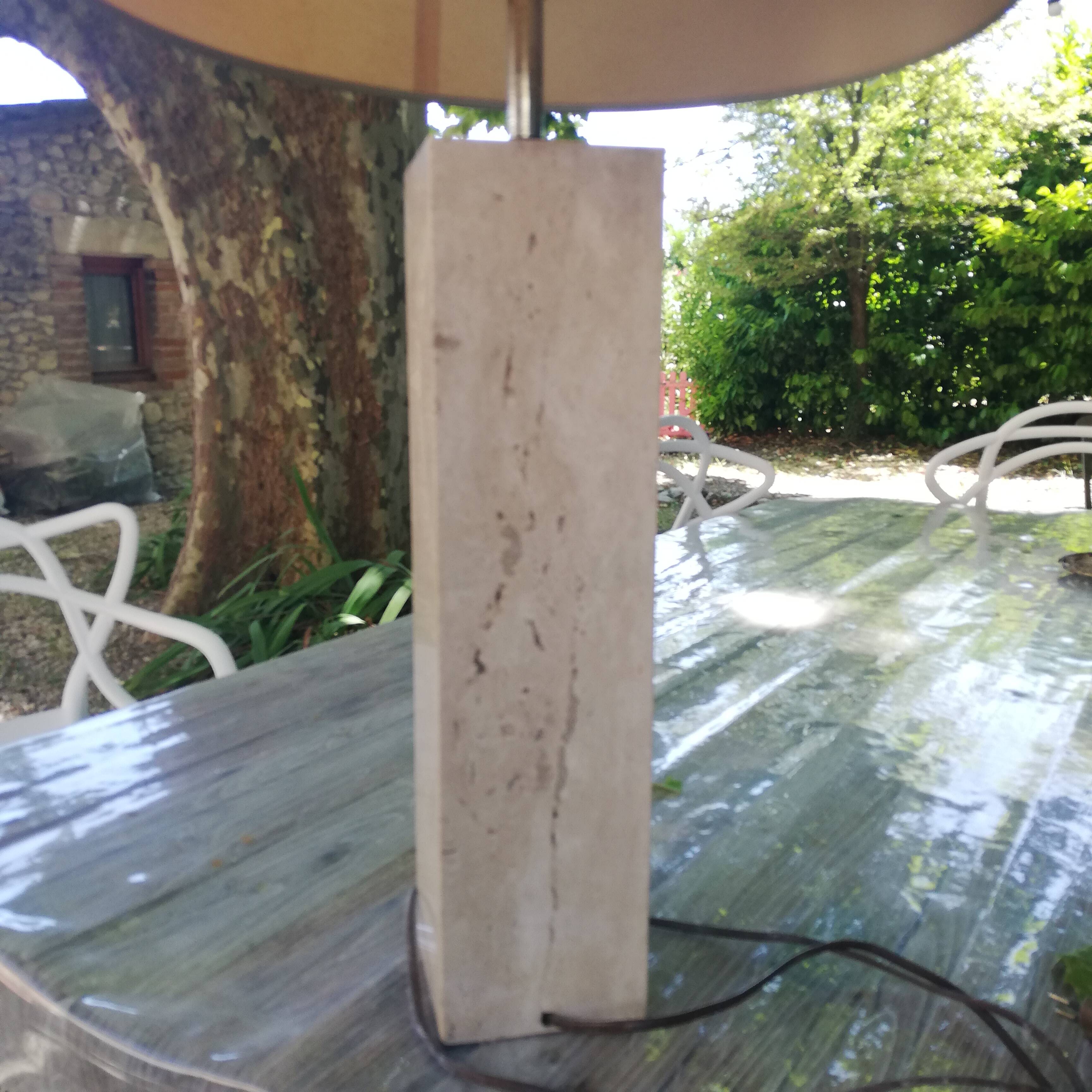 Pied de lampe en travertin