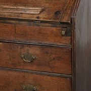Secrétaire en chêne anglais ancien du début du XVIIIe siècle