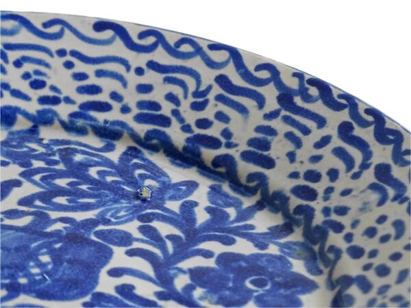 Assiette Fajalauza espagnole ancienne avec grenade peinte à la main en bleu