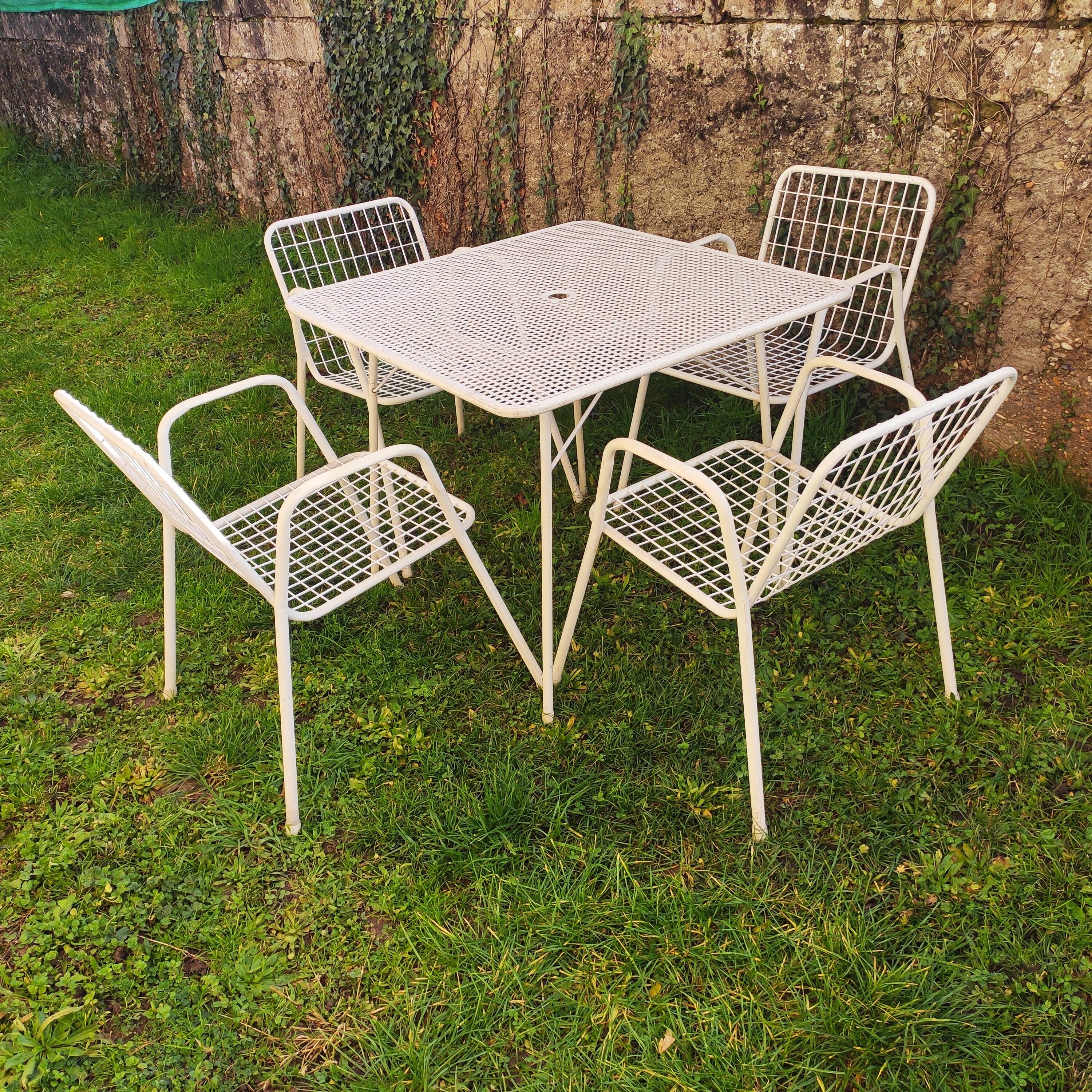 Armchairs with original cushions and Emu garden table model Rio 1966.