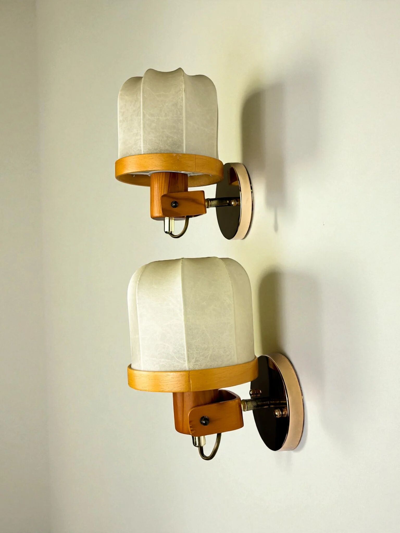 Pair of articulated "Cocoon" wall lights, resin and pine, Italy, 1970s