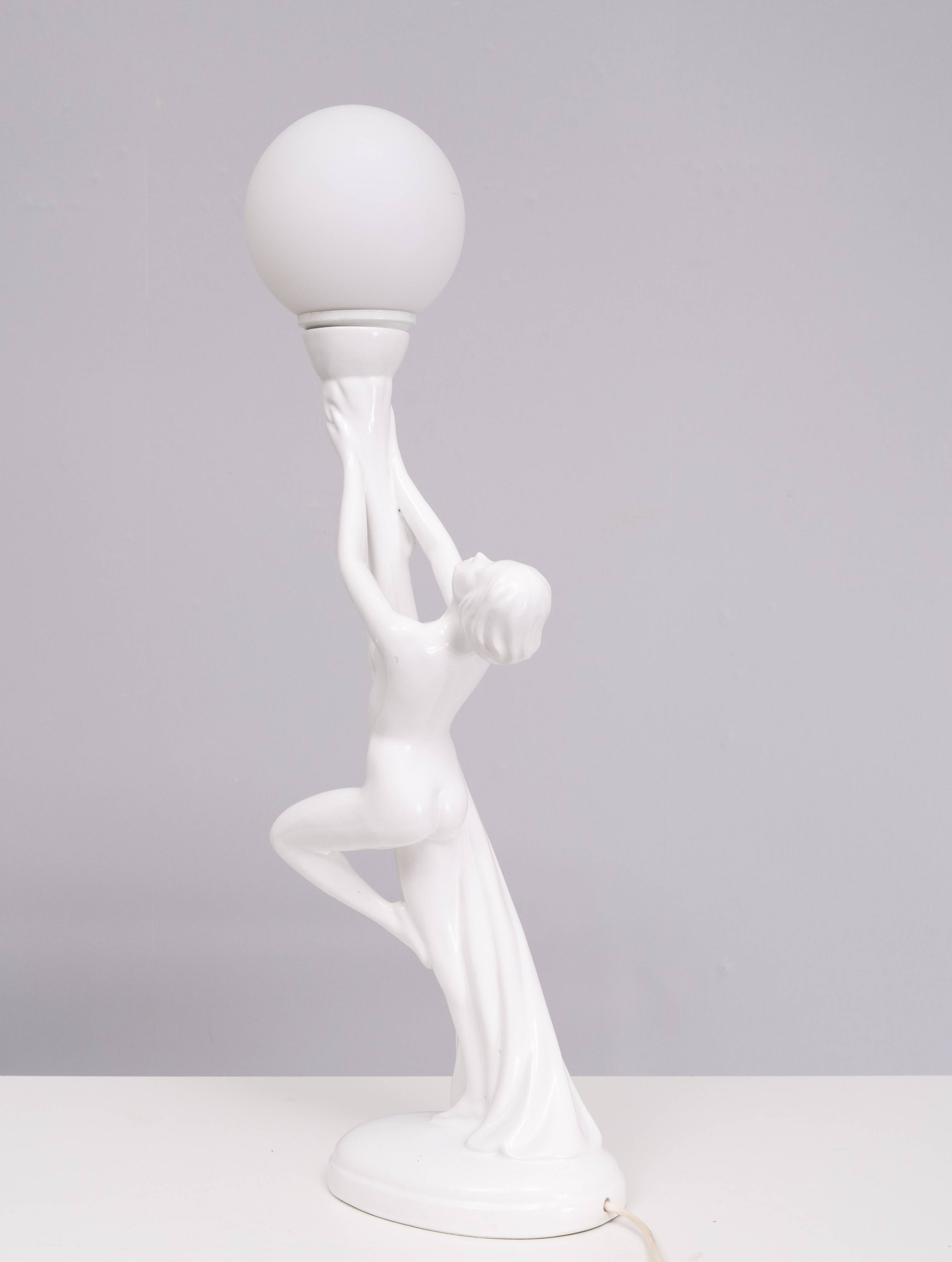Lampe art déco femme nue en céramique blanche globe italie années 70