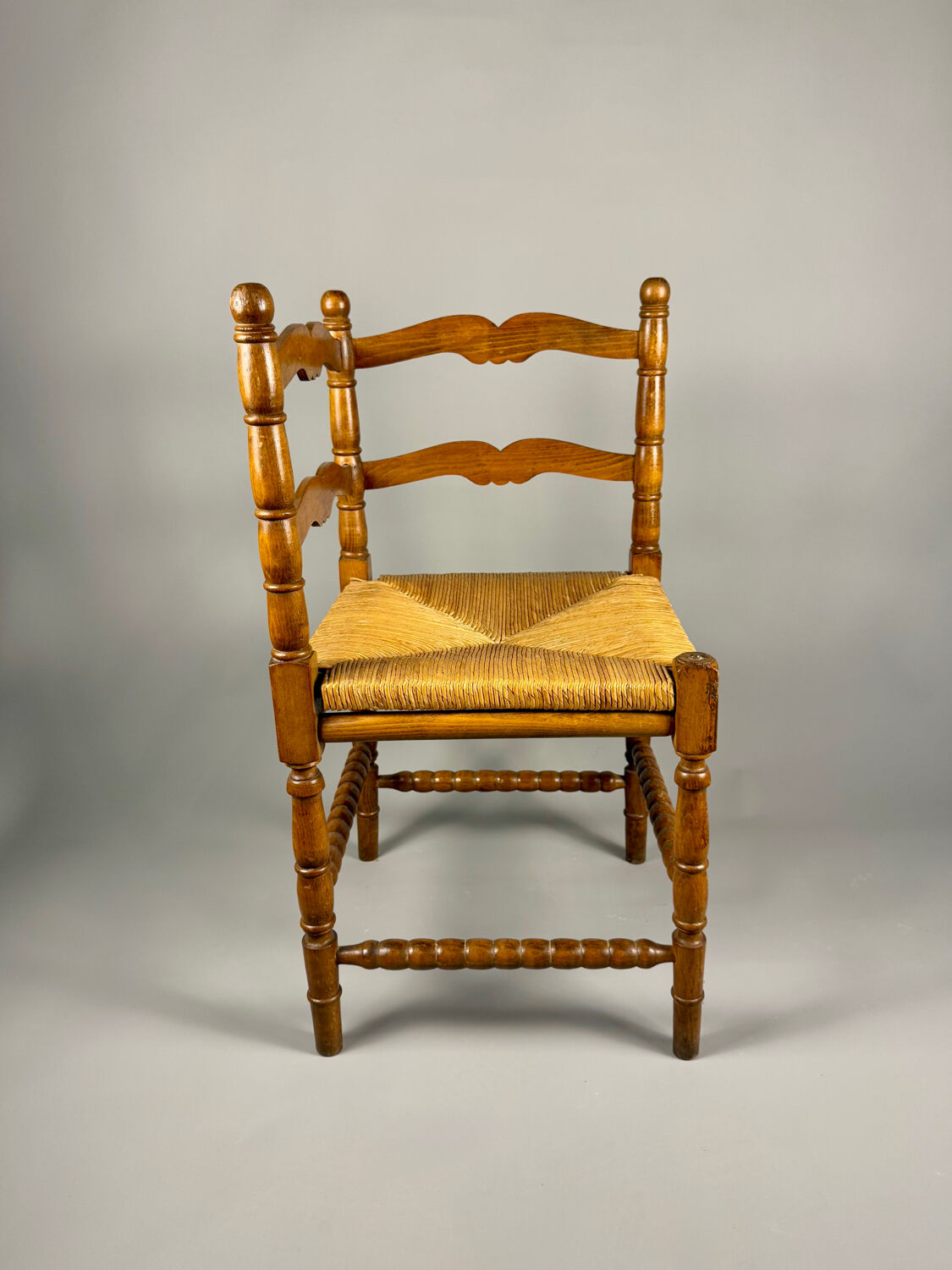 Chaise d'angle vintage en bois avec assise en paille tissée